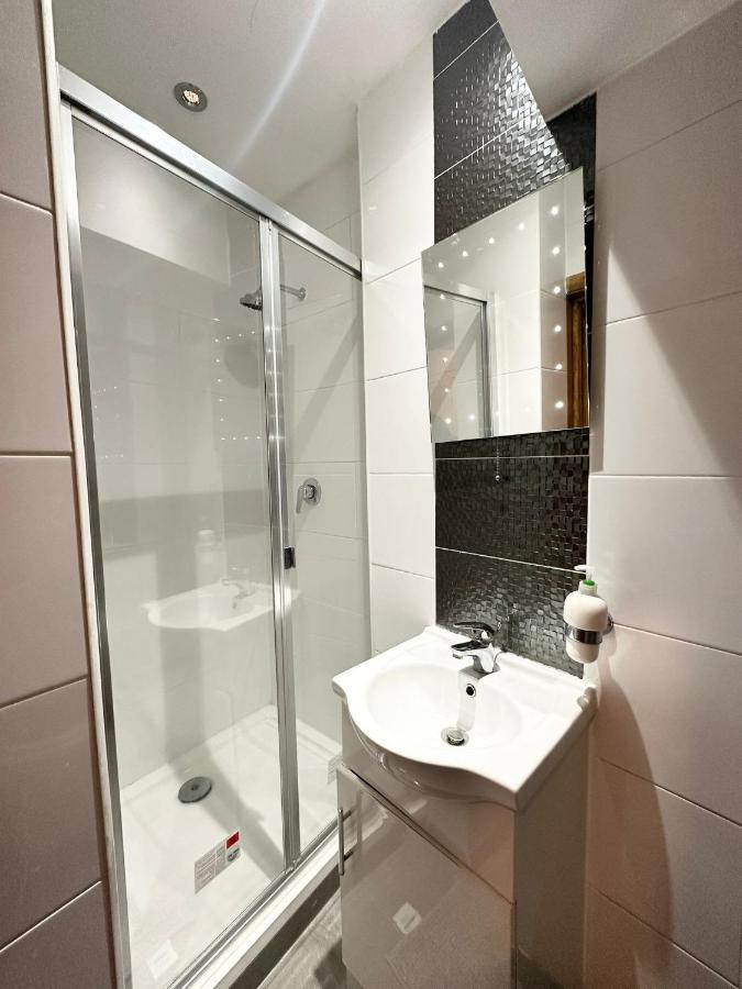 London Charm - Comfortable Room In Spacious House Екстер'єр фото